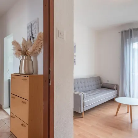 Sea View Family With Large Terrace & Free Parking